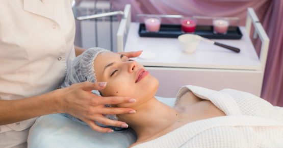 woman-cosmetologist-to-work-in-beauty-salon-PBPEKXH